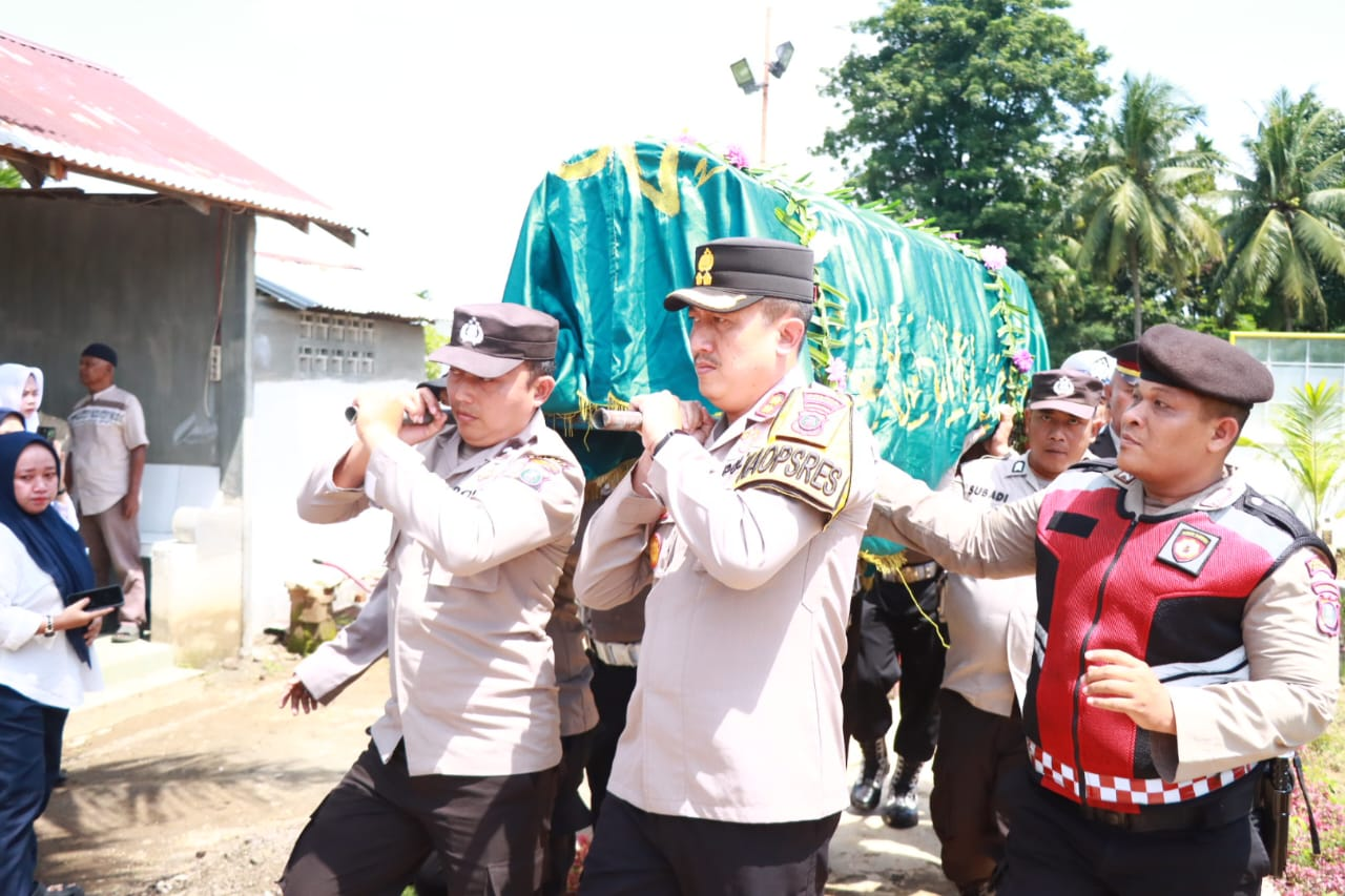 Kapolres Binjai Pikul Keranda Personil Menuju Keperistirahatan Terakhir