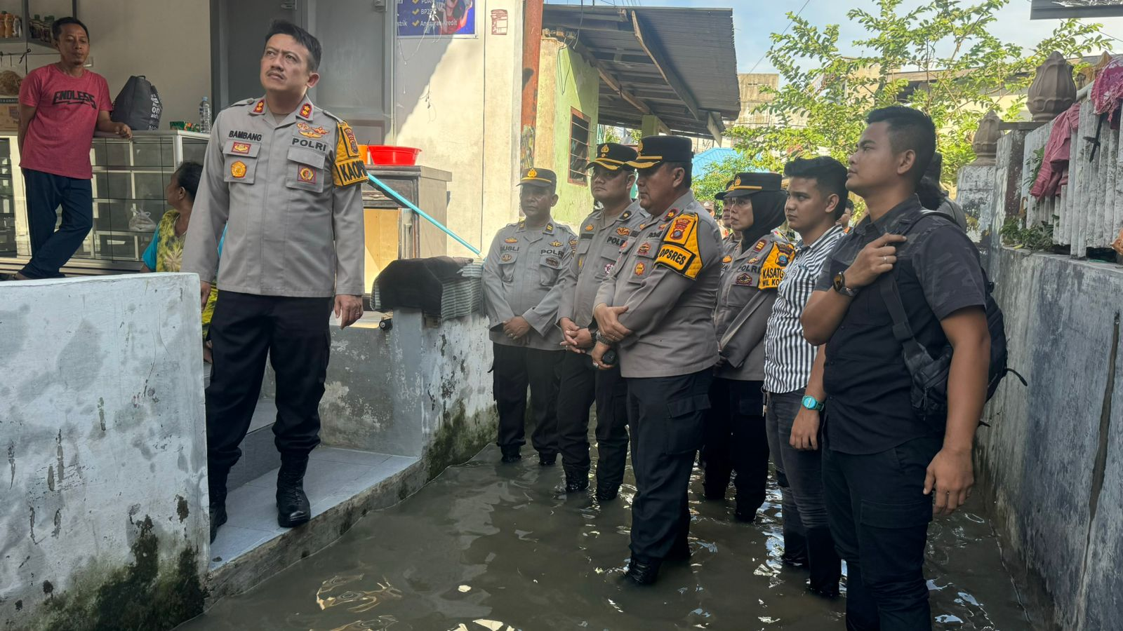 Curah Hujan Tinggi Binjai Dilanda Banjir Kapolres Binjai Ulurkan Bantuan