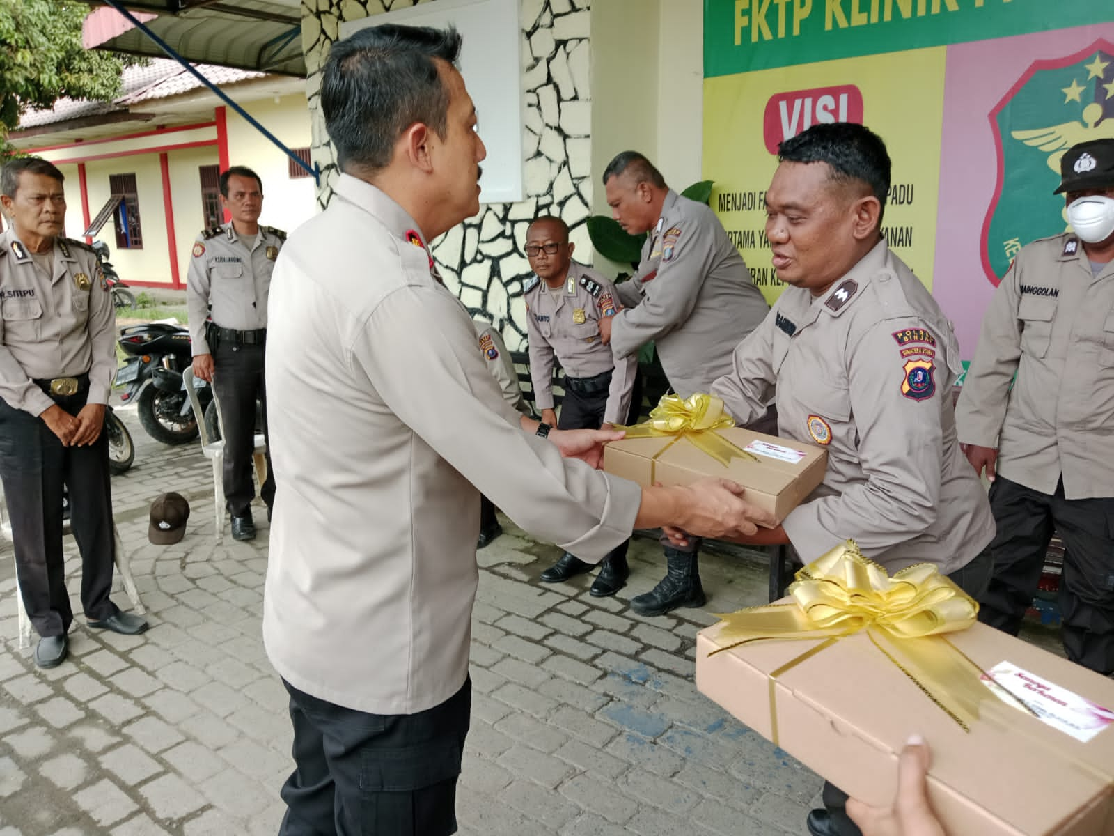 Kapolres Binjai berikan semangat dan motivasi terhadap personil yang sakit menahun