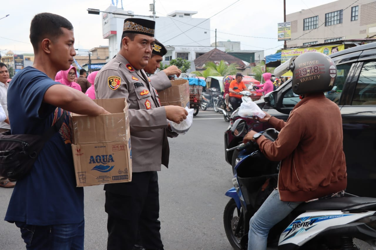 Wakapolres Binjai Berbagi Takjil Di Bulan Ramadhan